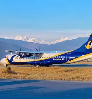 一架蓝黄色的飞机停在跑道上