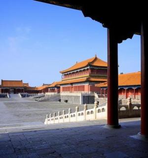 庭院前有围栏的建筑