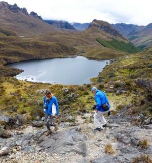 两个男人在有湖的山上行走