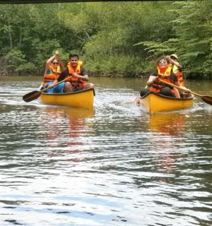 skupina lidí v kajacích na řece