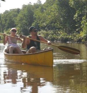 dva lidé v kánoi na řece