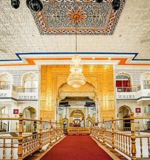 有天花板和红地毯的大房间