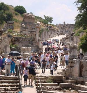 en menneskemængde, der går ned ad en gade