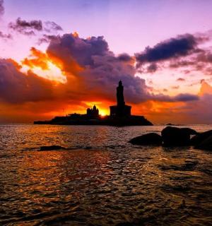 日落时分的海滩上的灯塔