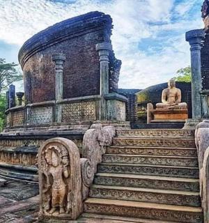 socha sedící na střeše budovy