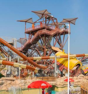 một công viên nước lớn có tàu lượn siêu tốc