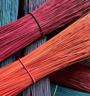 建筑物侧面的一堆彩色纱线