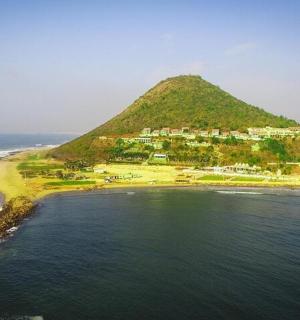 海洋中靠近水的一个岛屿