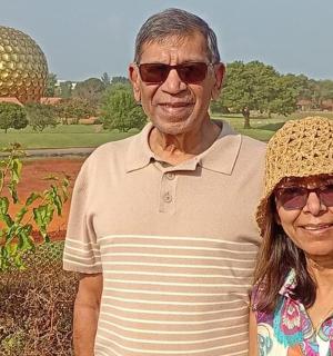 一名男子和一名女子站在一栋建筑物前