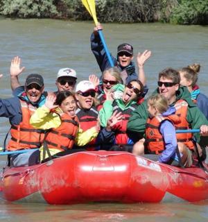 skupina lidí na voru na řece