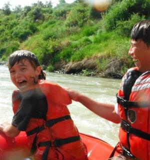 dva lidé na voru na řece