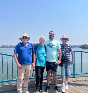 一群人站在水边