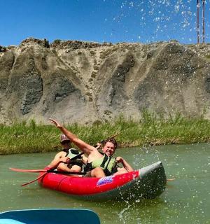 dva lidé v červeném voru ve vodě