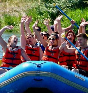 skupina lidí na voru na řece