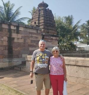 一名男子和一名女子站在墙前