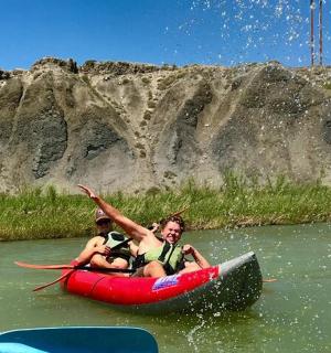 dva lidé v kajaku na řece