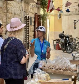 dvě ženy stojící před stolem s jídlem