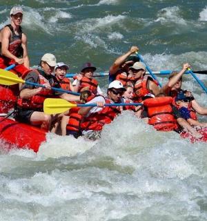 skupina lidí na voru ve vodě