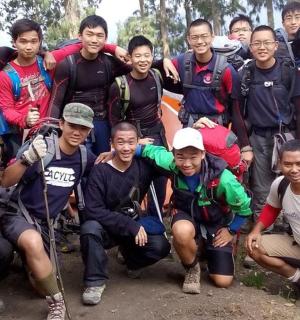 一群人在小路上摆姿势拍照