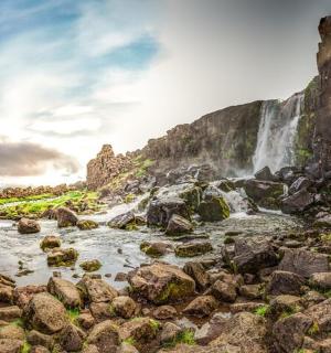 山前的瀑布和岩石