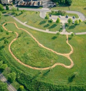 Letecký pohled na klikatou cestu v parku