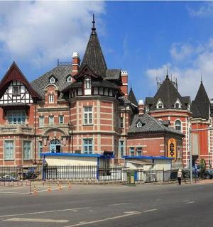 a large brick building with a large roof