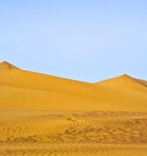 沙漠中的两座大沙丘,蓝天