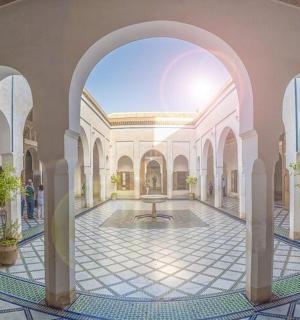 带有庭院的建筑中的拱门