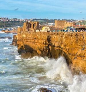 海浪拍打在岩石峭壁上