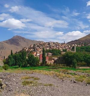 一座山中的小镇