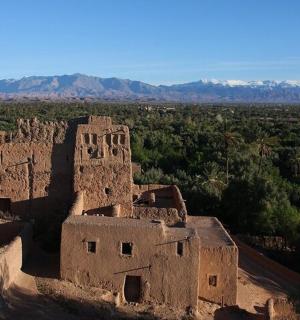 stará budova s horami v pozadí