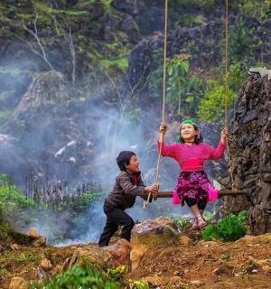 一个男孩和一个女孩在秋千上