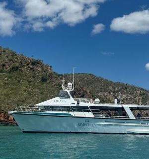 山前水中的一艘船