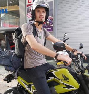 一名男子在街上骑摩托车