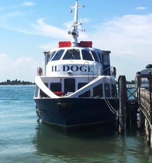 停靠在水中码头的船