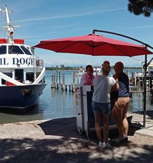 一群人站在船边的伞下