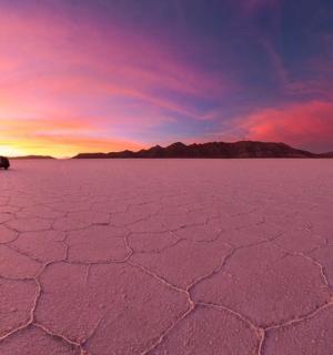 龟裂的田野，背景是日落