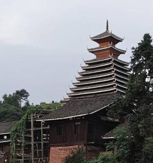 一座顶部有塔楼的大楼