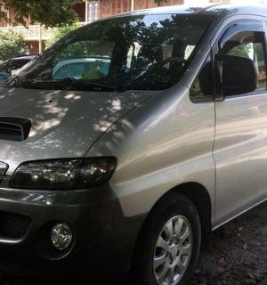 一辆银色货车停在停车场