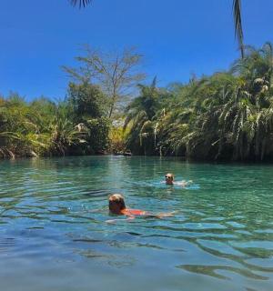 两个人在水中游泳