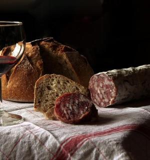 一杯葡萄酒、一些面包和奶酪