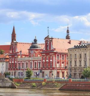 velká budova vedle řeky s mostem