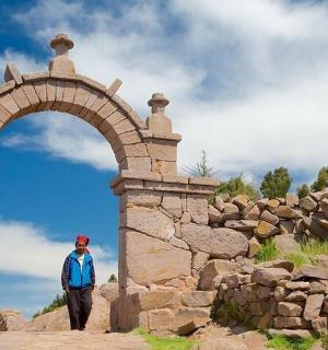 一名男子穿过石墙拱门