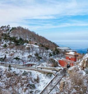 白雪皑皑的山景