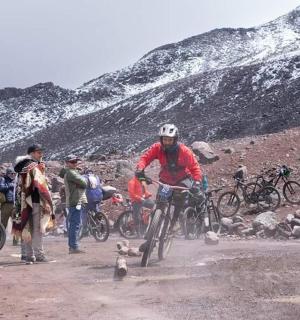 一群人在山上骑自行车