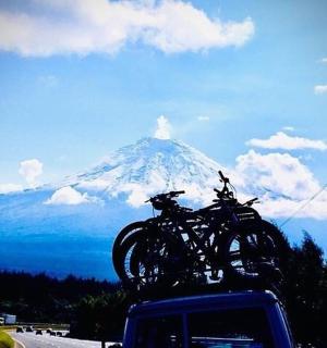 一辆自行车放在一辆卡车后面，上面有一座山