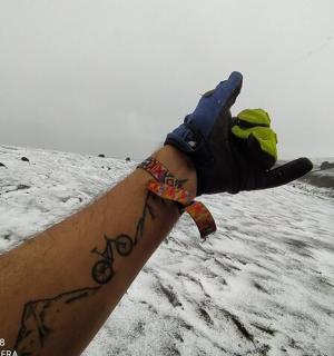 滑板上腿上有纹身的人