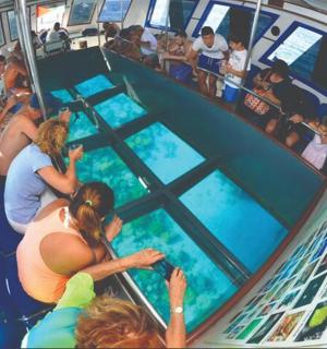 一群人在一艘带游泳池的船上