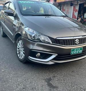 停在路边的一辆灰色汽车