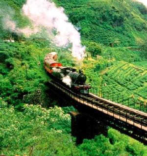 桥上的火车冒烟